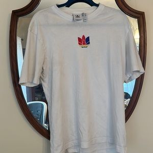 Adidas Me ‘s size Medium White T-Shirt with Logo in EUC